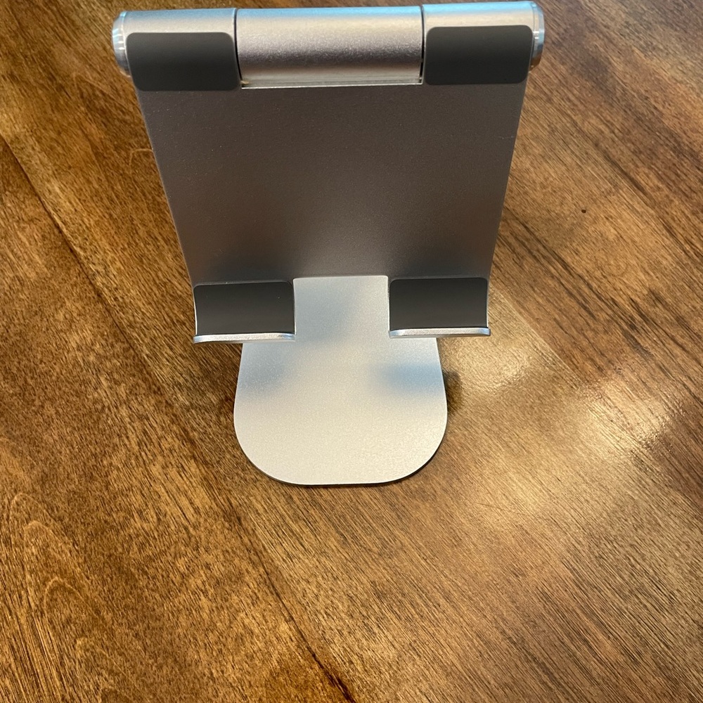 Adjustable tablet stand